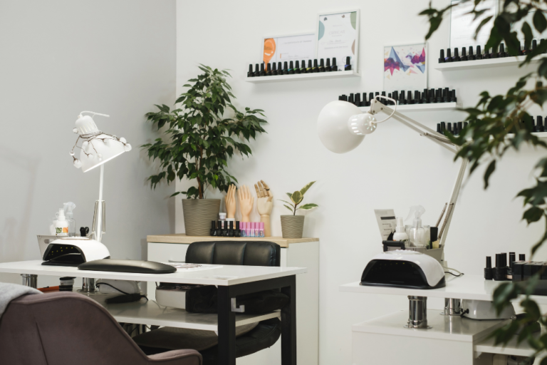 Jak wybrać odpowiednie biurko do manicure?